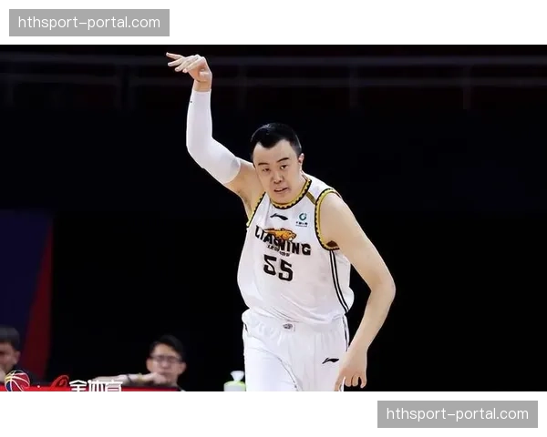 特写：老将韩德君篮下连续拼抢前场篮板补中