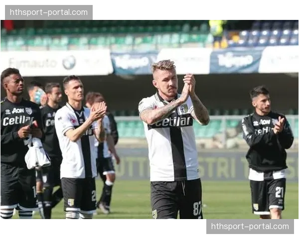 特写：绝平后，蒙扎老将帕齐尼被年轻队友们高高抛起